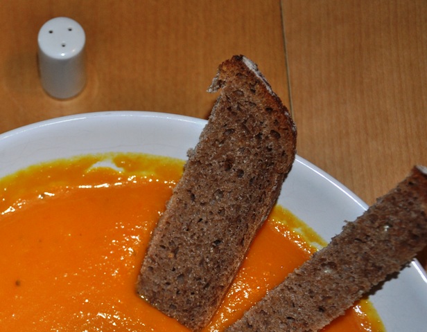 Möhrensuppe mit Kürbis, Apfelsaft und Kokosmilch – Lissi kocht – Liebe ... Möhrensuppe mit Kürbis, Apfelsaft und Kokosmilch – Lissi kocht – Liebe ...